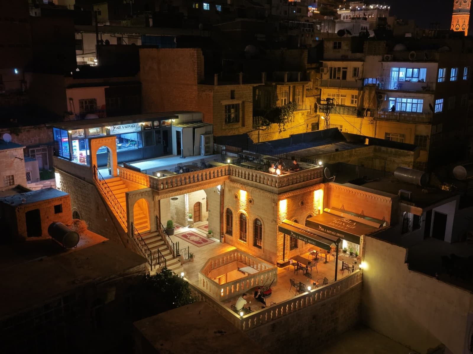 Sıla Konağı terası, gece